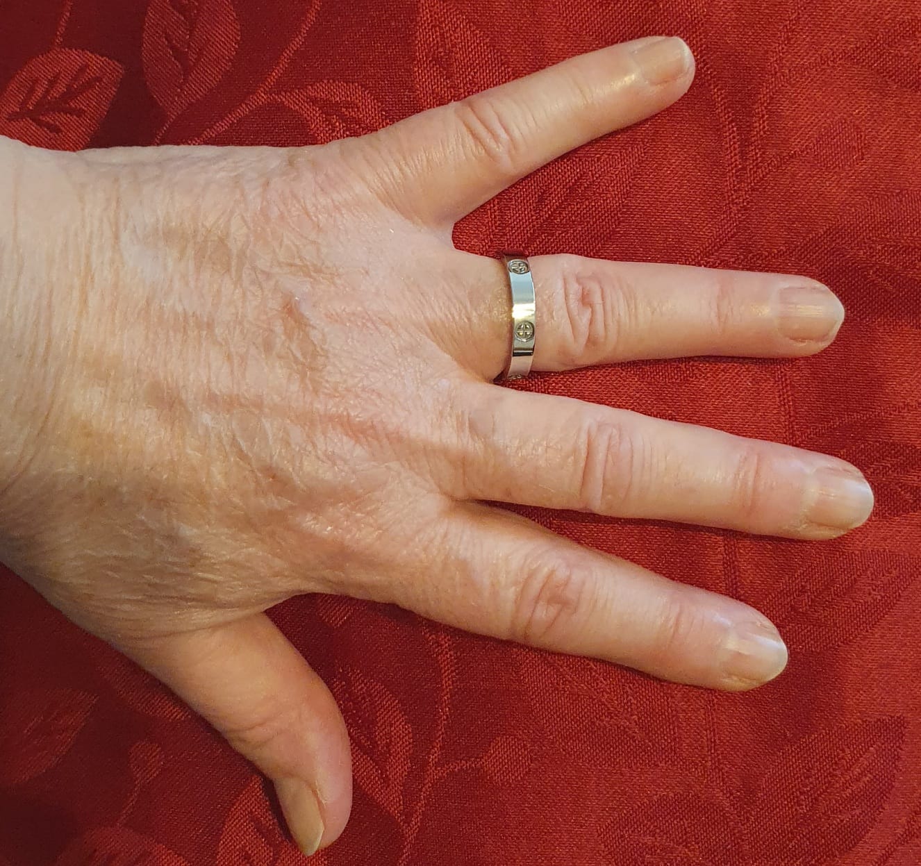 Customer photo review of Crossed Arianna Ring | 18K vergoldet