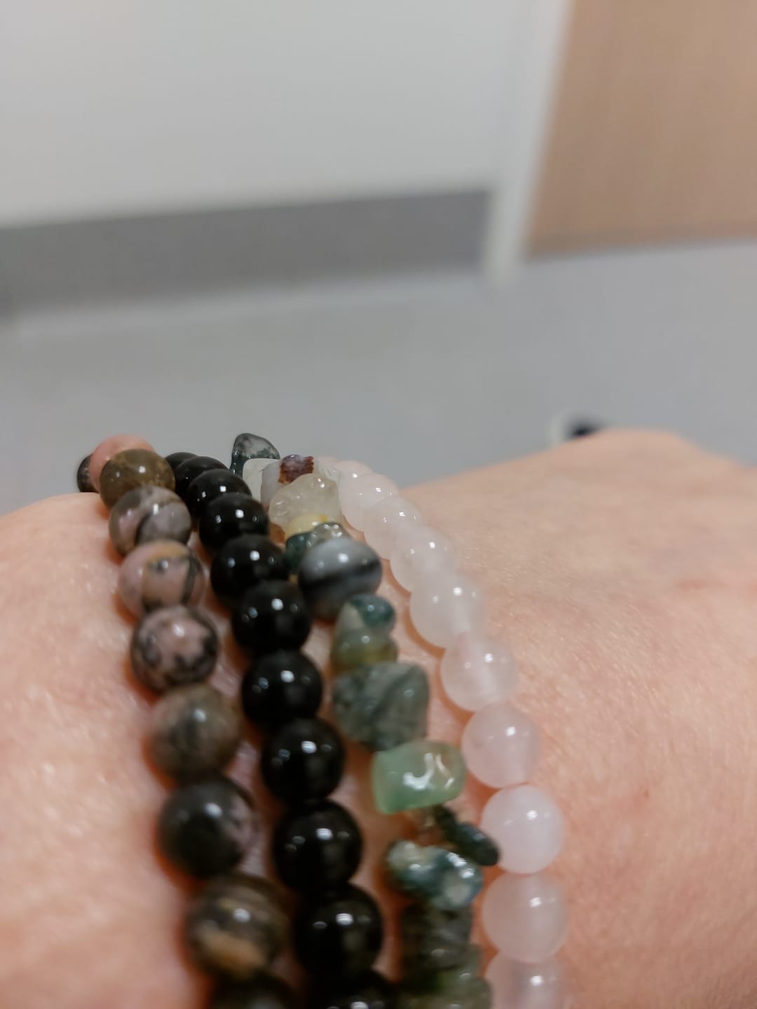 Customer photo review of Trio de Bracelets "Paix & Équilibre" en Onyx, Quartz Rose & Rhodonite