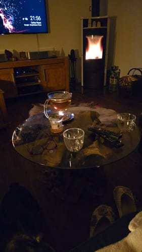 Customer photo review of Handgearbeiteter Couchtisch IKAL aus Wurzelholz inkl. Glasscheibe Ø 80 cm