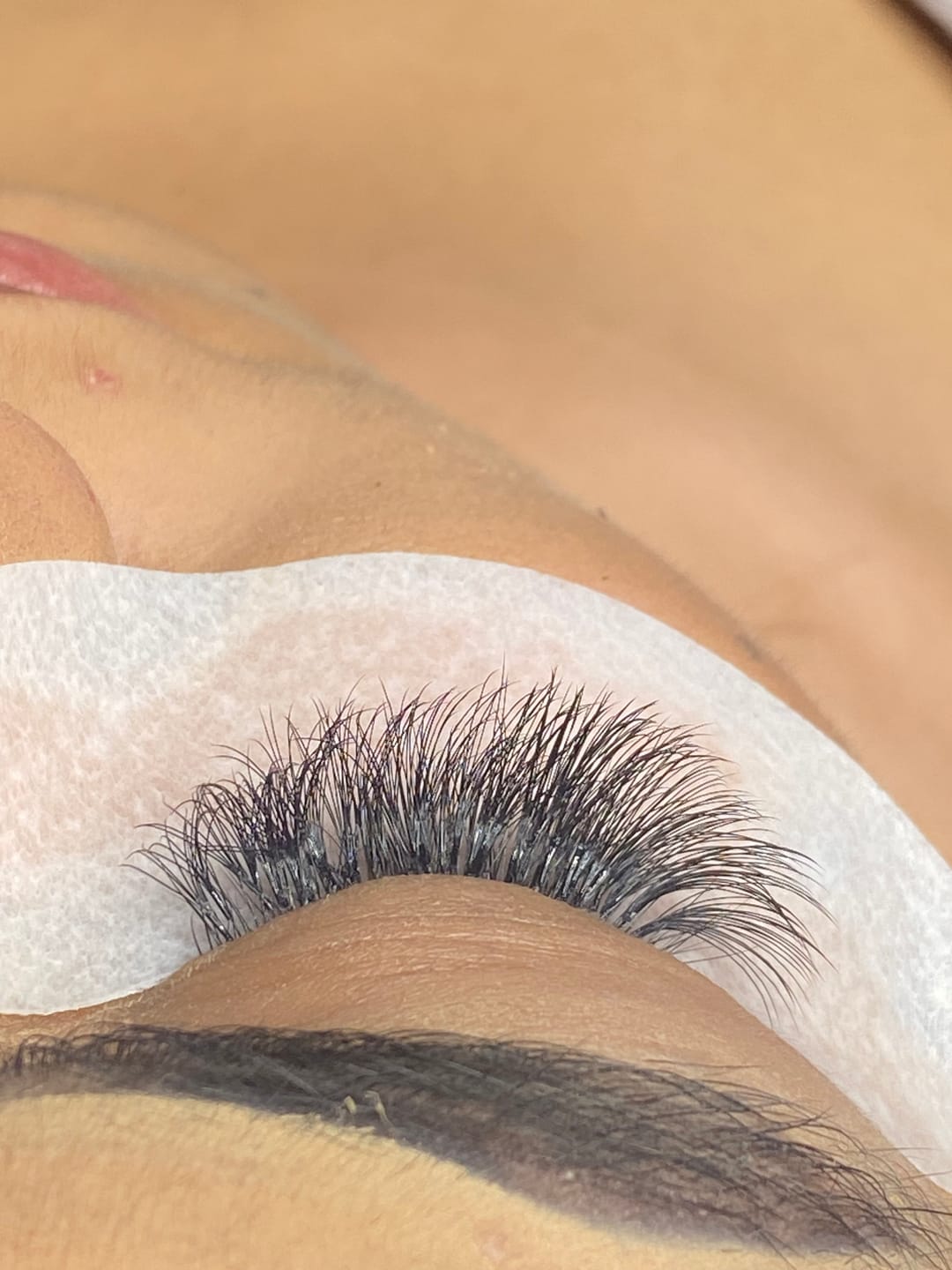 Customer photo review of EYELASH EXTENSION GLUE: THOUSANDLASHES’ ULTRA CRYSTAL BOND