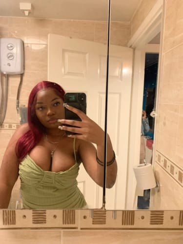 Customer photo review of Burgundy Body Wave Wig 13x4 Transparent Lace Frontal Wig Pre Plucked