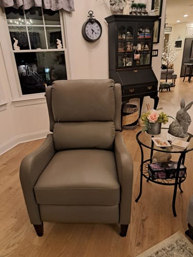 Customer photo review of Deliat Genuine Leather Recliner