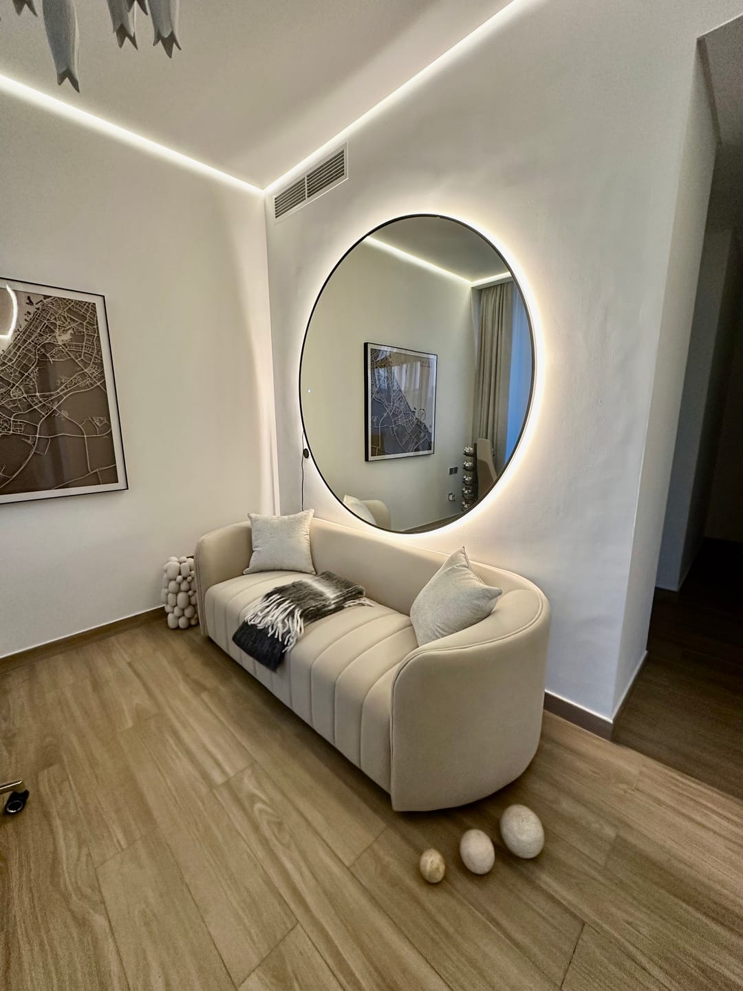 Customer photo review of Simple Installation for Wall Hanging Painting / Metal Artworks / Mirror Pm-Fix