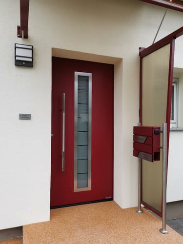 Customer photo review of AlbersDesign Briefkasten B1 in WUNSCHFARBE personalisiert mit Edelstahl-Schildern