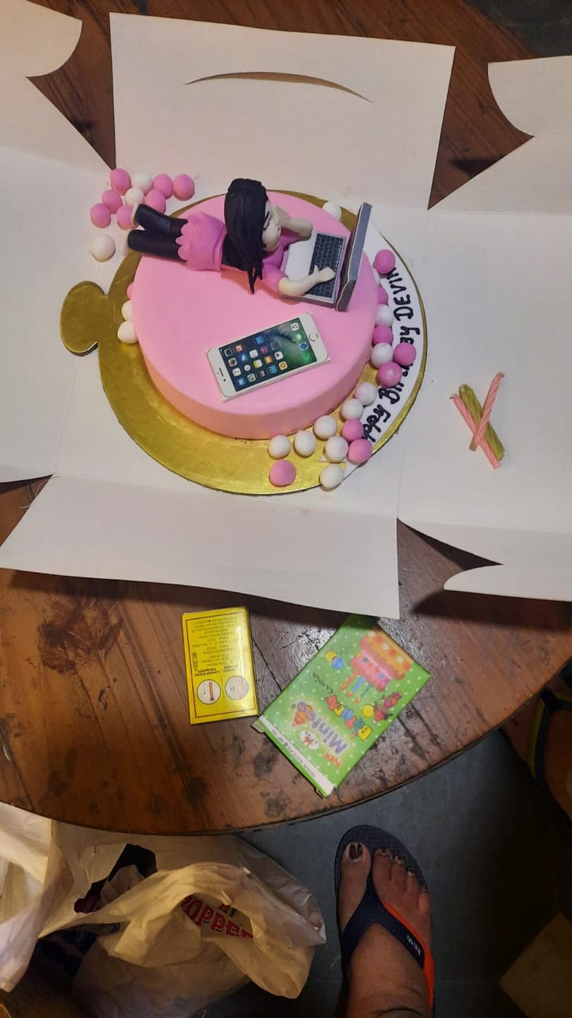Customer photo review of Workaholic Girl Theme Cake