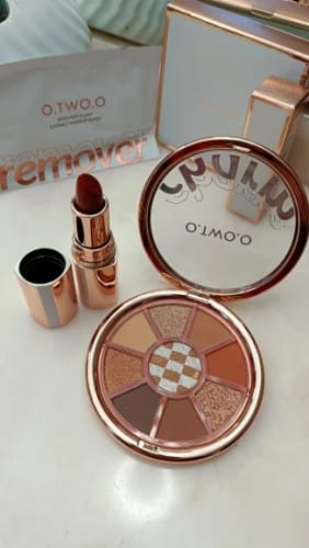 Customer photo review of O.TWO.O CHARM LOVE MARK EYESHADOW PALETTE