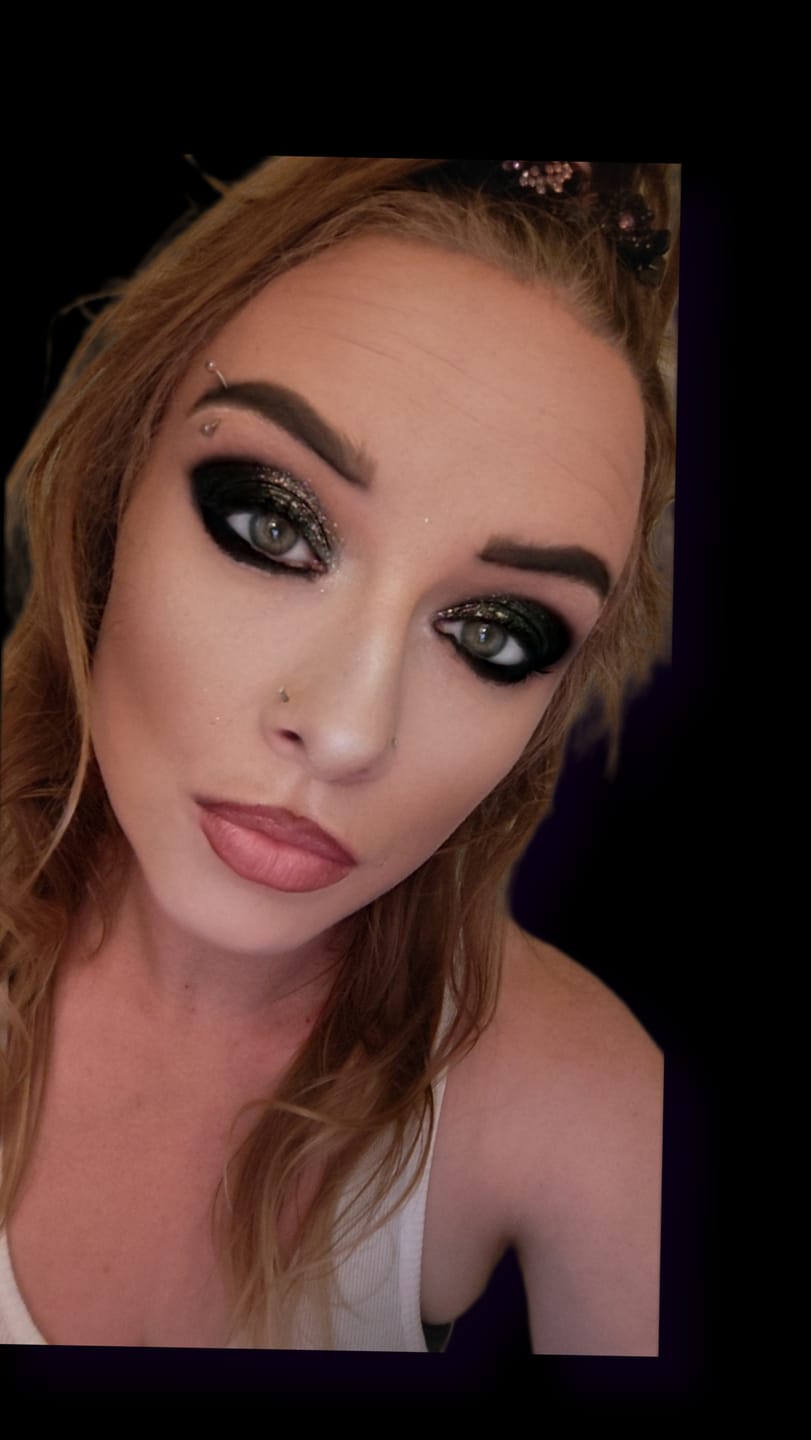 Customer photo review of Skullz & Roses Metallic Multichrome Eyeshadow Palette ( IN STOCK )