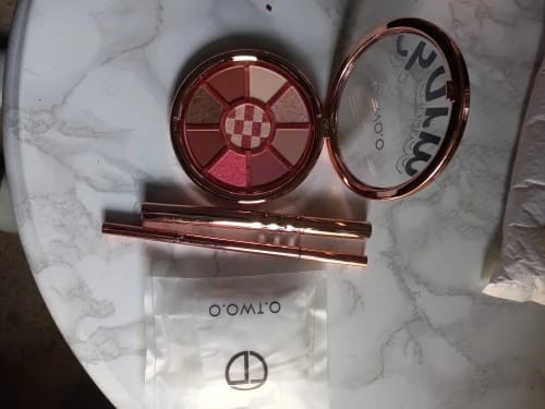 Customer photo review of O.TWO.O CHARM LOVE MARK EYESHADOW PALETTE