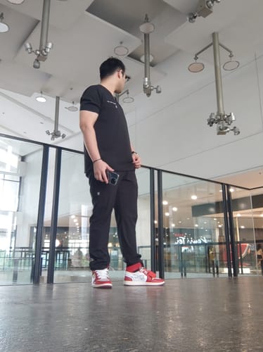 Customer photo review of 5-Pocket MoveTech® Scrub Top 3.0 - Men / So Black