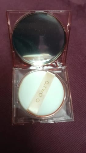 Customer photo review of O.TWO.O SMOOTH MIST MIRROR LOCKING POWDER