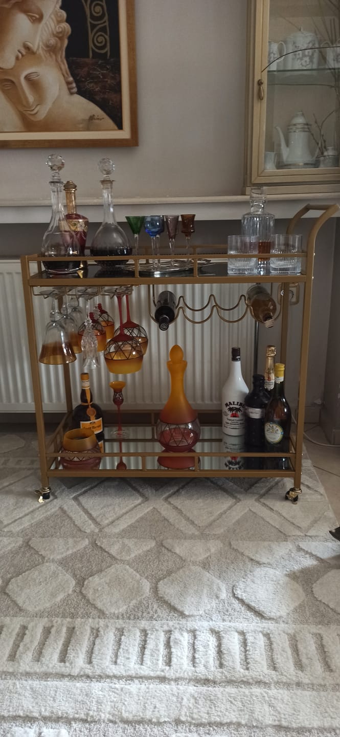 Customer photo review of Έπιπλο Μπαρ Τρόλεϊ Κάβα Τραπεζαρίας με Καθρέφτη Βοηθητικό Τραπεζάκι Κουζίνας Χρυσό LR-C090A03