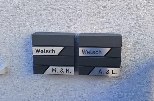 Customer photo review of AlbersDesign Briefkasten B1 anthrazit (RAL7016) personalisiert mit Edelstahl-Schildern
