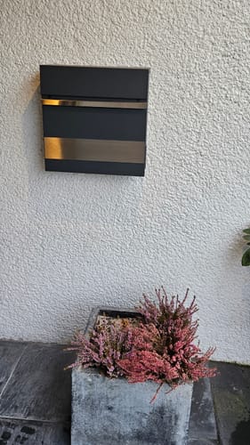 Customer photo review of AlbersDesign Briefkasten B3 anthrazit (RAL7016) personalisiert mit Edelstahlschild
