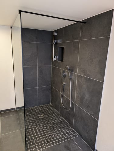 Customer photo review of SONNI Begehbare Dusche Duschabtrennung Duschwand 10mm Schwarz Duschabtrennung Duschkabine Nano ESG 80-140cm