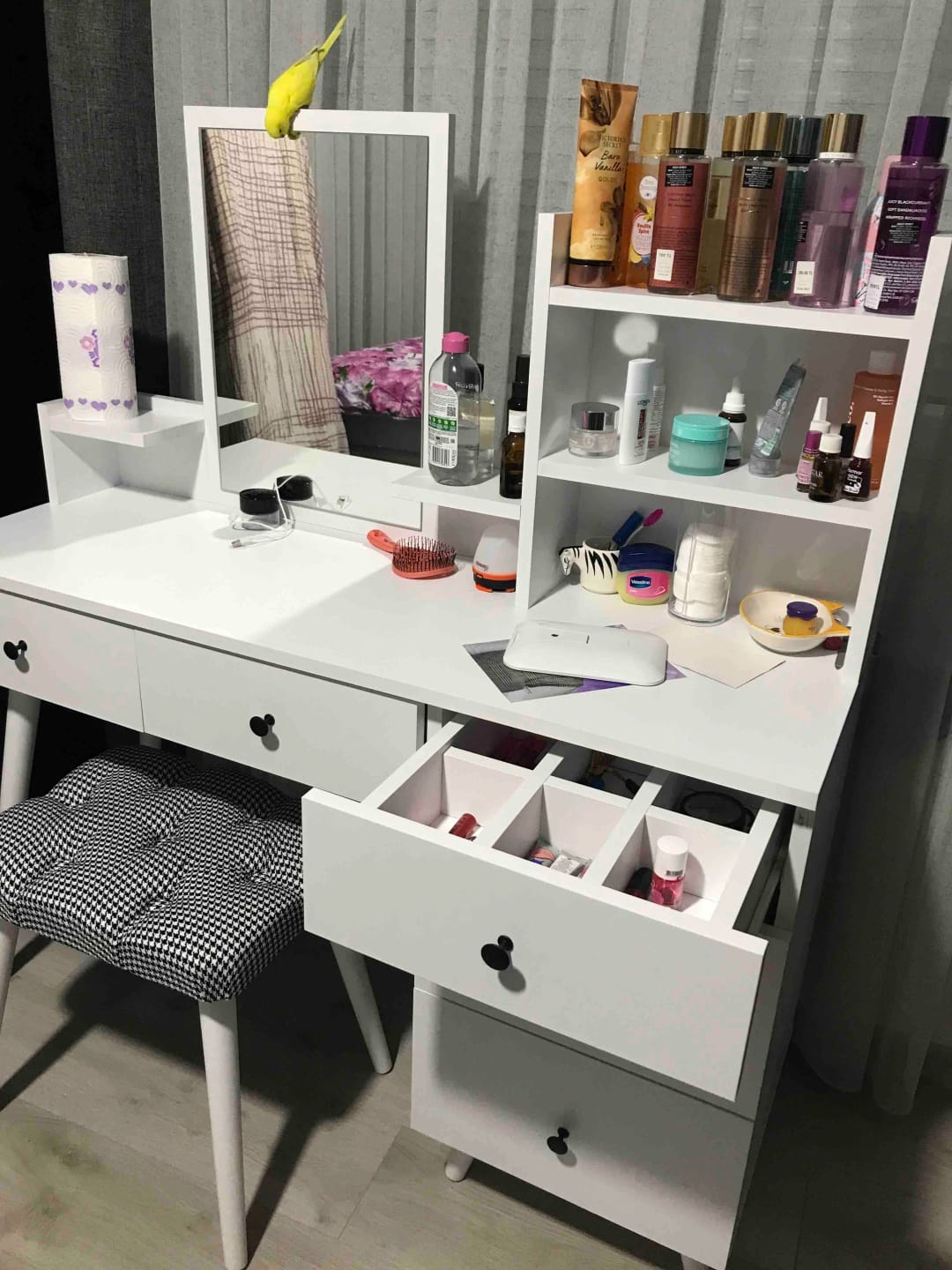Customer photo review of Rani BJ101 Makyaj Tuvalet Masası 5 Çekmeceli Raflı Aynalı Takı Düzenleyici Puf Takım Beyaz