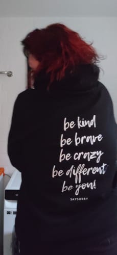 Customer photo review of 100% Organic unisex Hoodie in vielen Farben »be kind, be brave, be crazy, be different, be you« vorne bestickt & hinten bedruckt