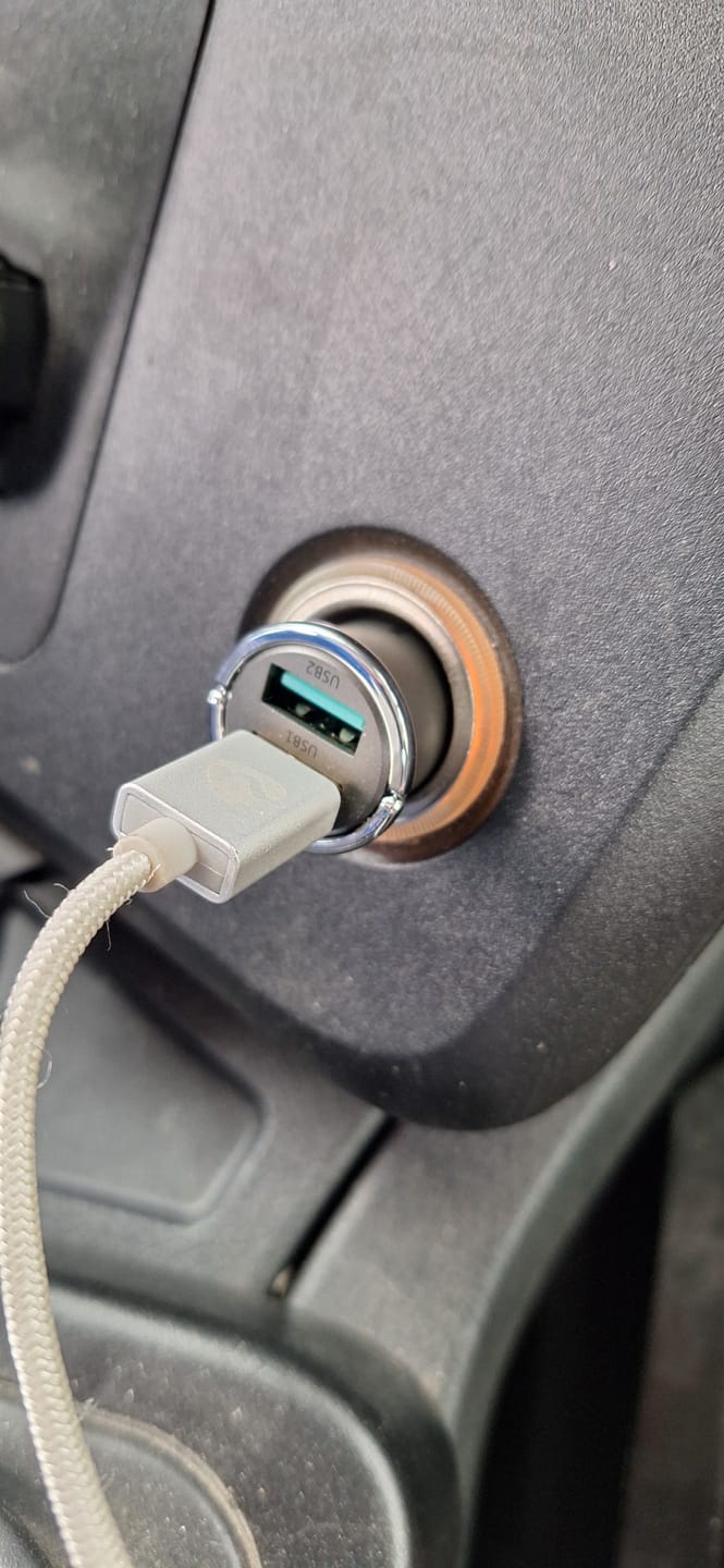 Customer photo review of Wegman Autolader - Snellader voor in de Auto - 45W 5A