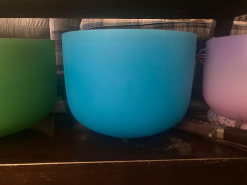Customer photo review of Solid Color 7 Colors 440/432Hz Crystal Singing Bowl Quartz Chakra Bowl Meditation Cleansing Sound bath Bowl