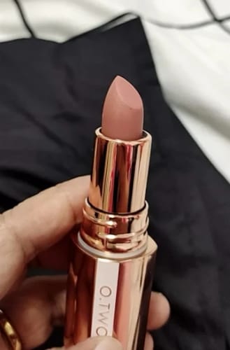Customer photo review of O.TWO.O MISTY KISS LOCK COLOUR MATTE LIPSTICK