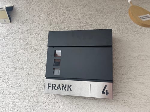 Customer photo review of AlbersDesign Briefkasten B9 anthrazit (RAL7016) personalisiert mit Edelstahlschild