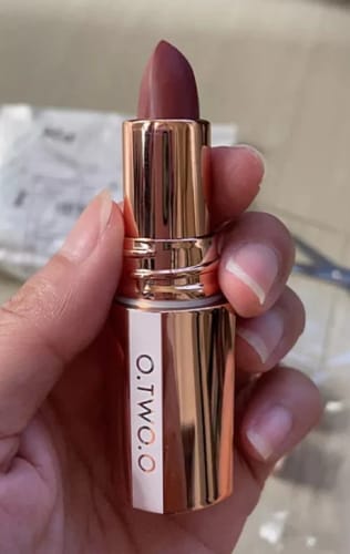 Customer photo review of O.TWO.O MISTY KISS LOCK COLOUR MATTE LIPSTICK