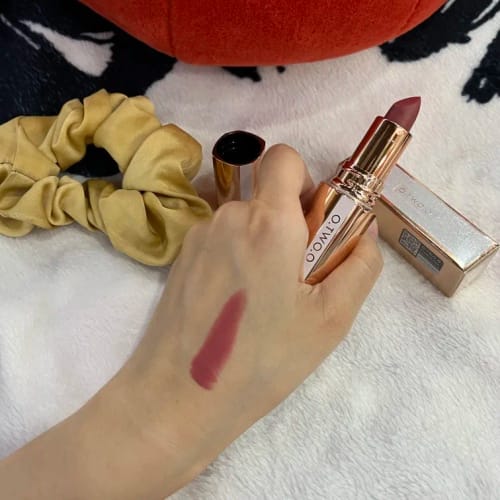 Customer photo review of O.TWO.O MISTY KISS LOCK COLOUR MATTE LIPSTICK