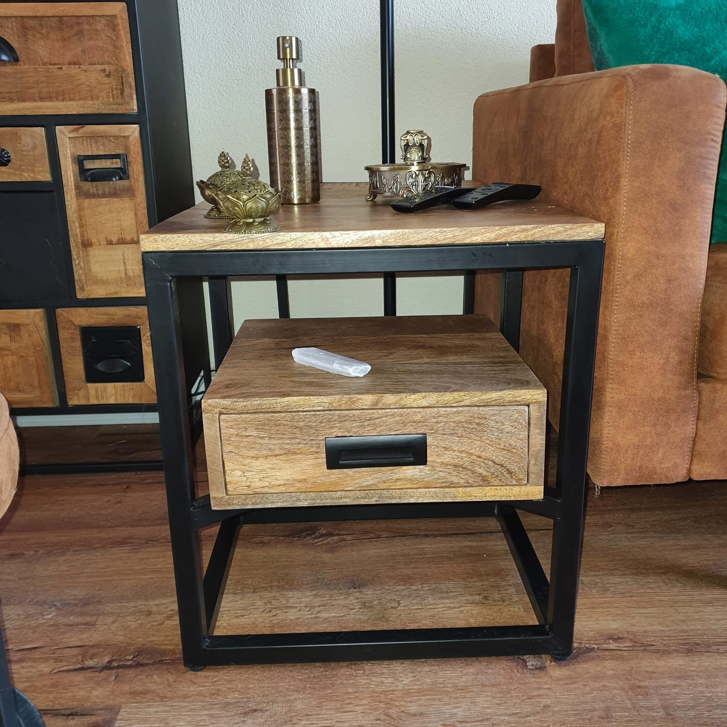 Customer photo review of Bijzettafel / Nachtkastje Industrieel Design | Mangohout en Staal | 45x35x50