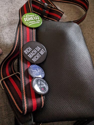 Customer photo review of BUTTON PACKAGE • WIR VERGESSEN NICHT (5 STK.)