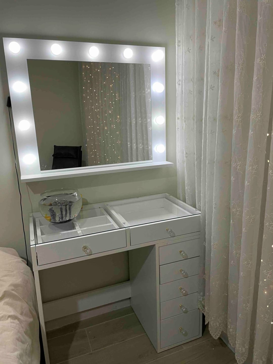 Customer photo review of Rani BJ117 Hollywood Işıklı Aynalı Kulis Makyaj Masası Cam Tablalı 7 Çekmeceli Takı Düzenleyici Beyaz