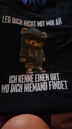 Customer photo review of ICH KENNE EINEN ORT TEDDY Rückendruck T-Shirt