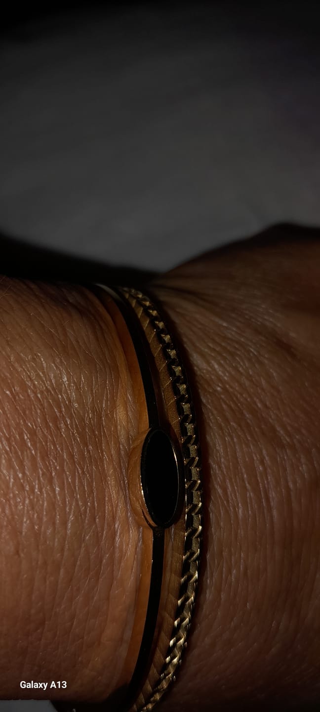 Customer photo review of Bracelete Camadas Ônix Banhado em Ouro 18k