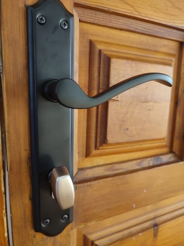 Customer photo review of Manilla modelo '1101' de aluminio con placa en acabado forja negro para puertas