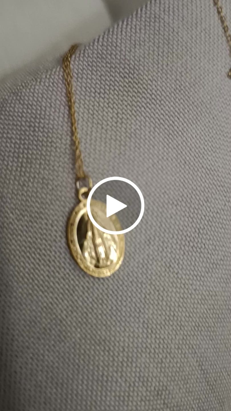 Customer video review of Collar Virgen María