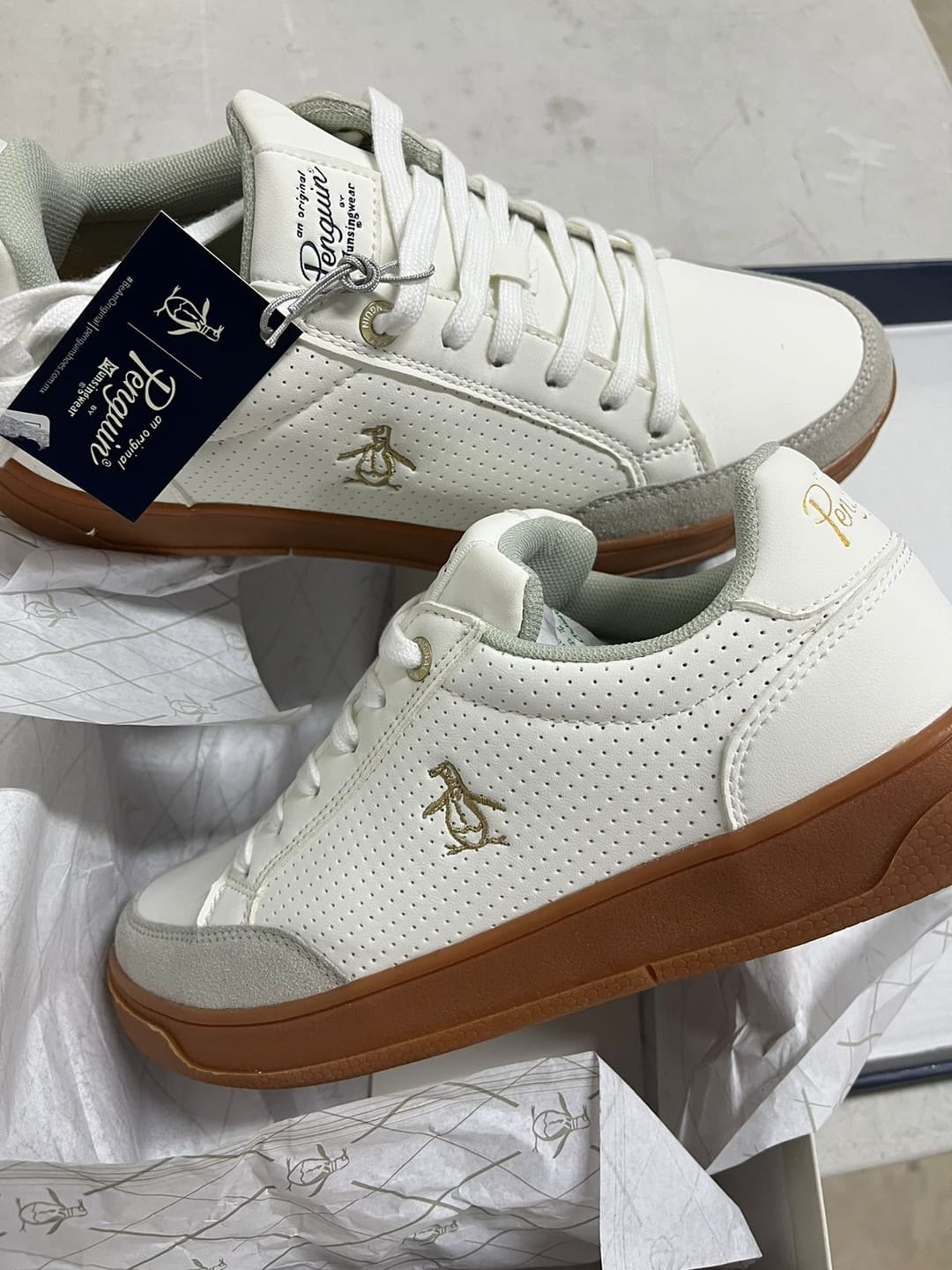 Customer photo review of Tenis Style Cole Blanco