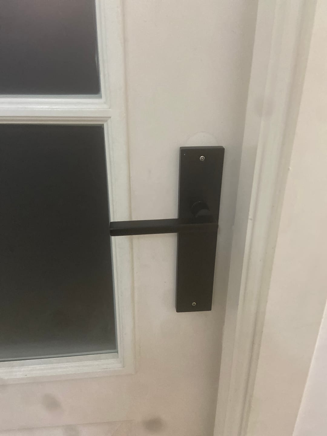 Customer photo review of Manilla modelo '530' de aluminio con placa ovalada acabado negro mate para puertas