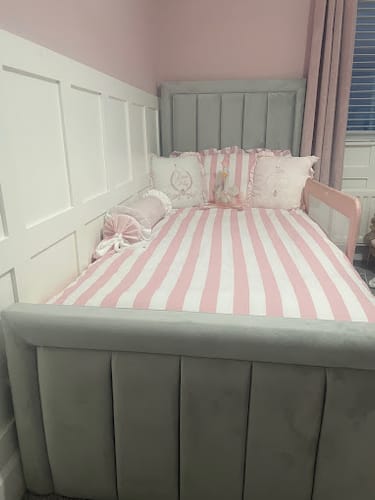 Customer photo review of Issy Kids Chesterfield Bed