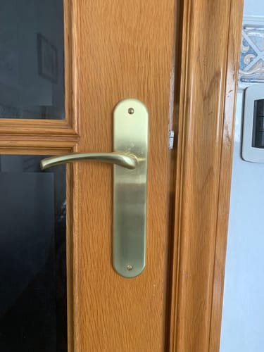 Customer photo review of Manilla de zamak modelo '556' con placa ovalada en acabado dorado satinado para puertas