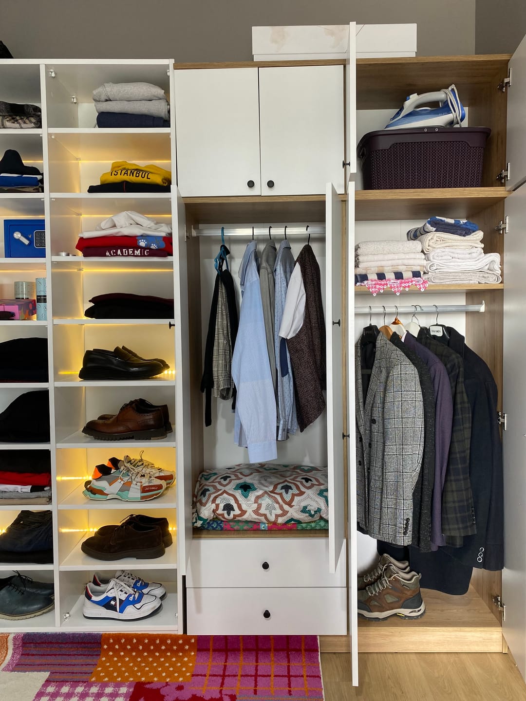 Customer photo review of Rani BA121 Geniş Gardırop Elbise Dolabı 8 Kapaklı 2 Çekmeceli 1 Raflı 2 Askılı Sepet Ceviz - Beyaz