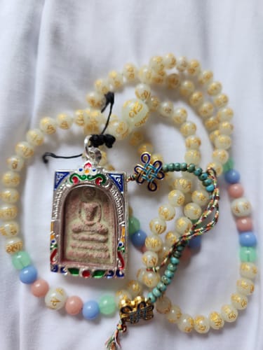 Customer photo review of Amulettes Phra Somdej alchimiques fluorescentes - Vénérable Phra Ajarn Challo.