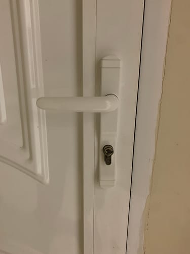 Customer photo review of Juego de manillas de aluminio en acabado blanco con placa estrecha y bocallave a 85