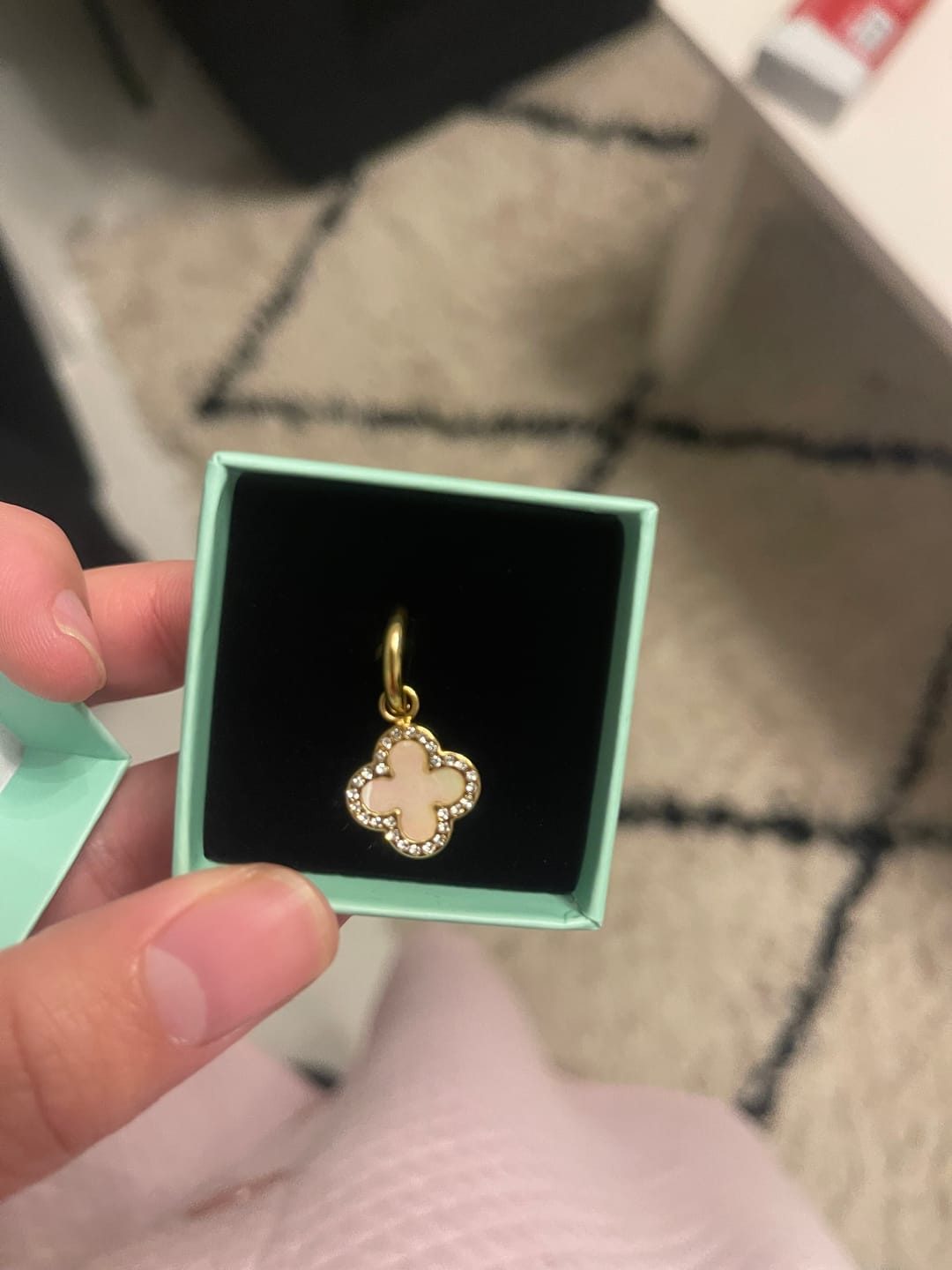 Customer photo review of Pave Perlmutt Lucky Leaf Ohrringe 14K Vergoldet