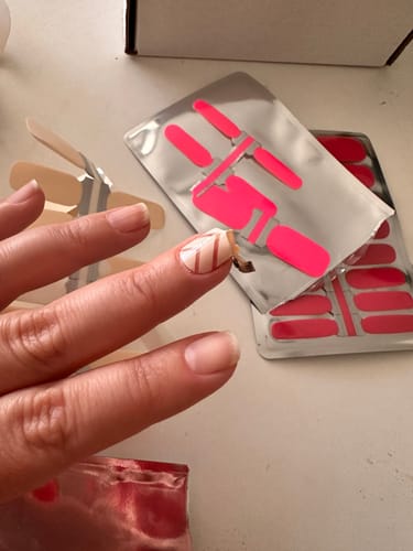 Customer photo review of Rosa Bubble Gum | Stickers de Esmalte