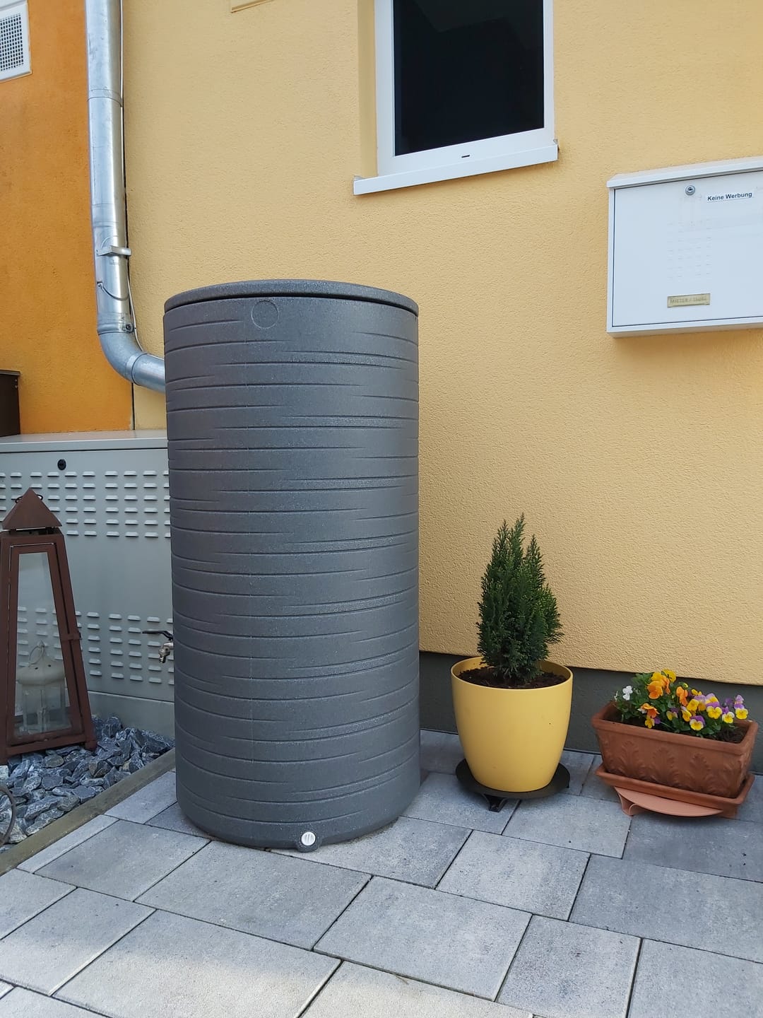 Customer photo review of YourCasa Regentonne 240 Liter [Wave Design] Regenfass Frostsicher aus Kunststoff - Regenwassertonne mit Wasserhahn