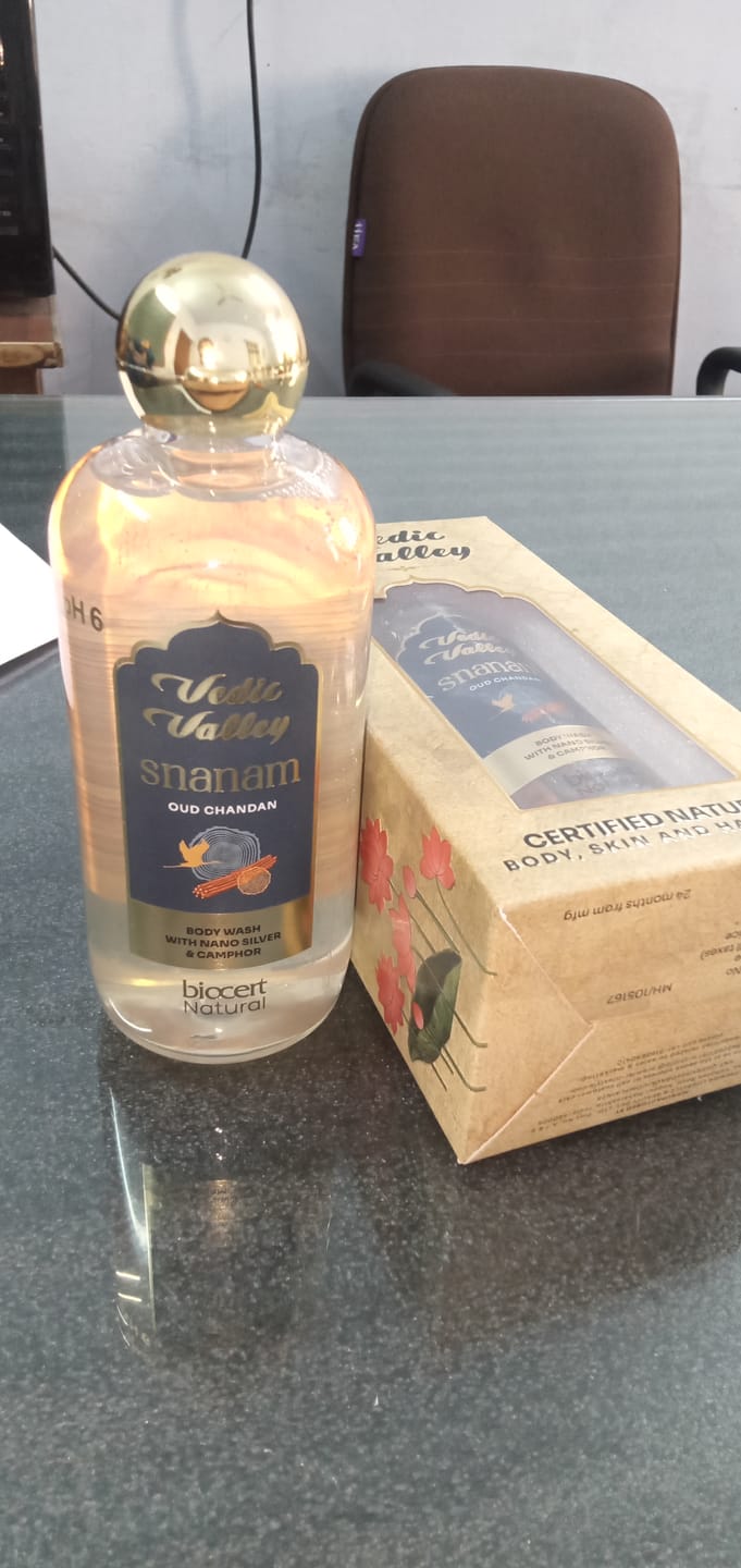 Customer photo review of Oud Chandan  Body Wash (Pack of 2)