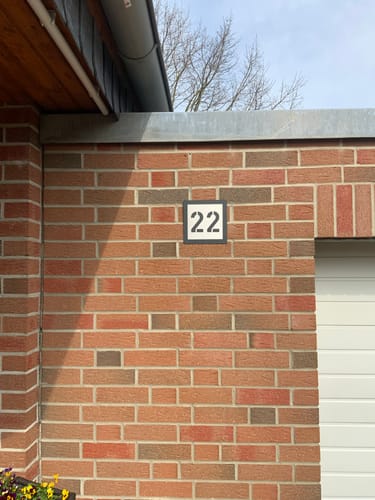 Customer photo review of Edelstahl-Hausnummer mit 3D Effekt, Rückwand pulverbeschichtet in RAL7016, Frontblende in Edelstahl