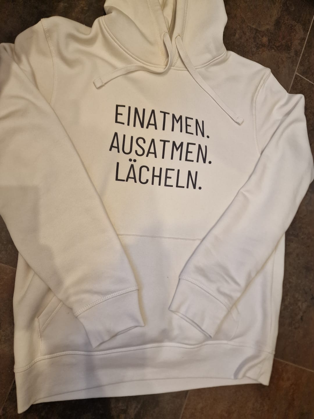Customer photo review of Einatmen. Ausatmen. Lächeln. Bio Hoodie Unisex