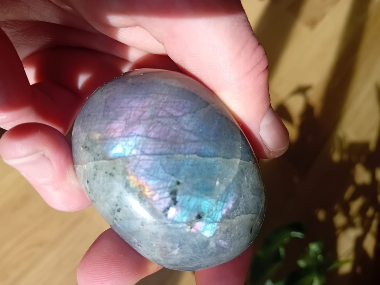 Customer photo review of Galet Labradorite Violette Spectrolite