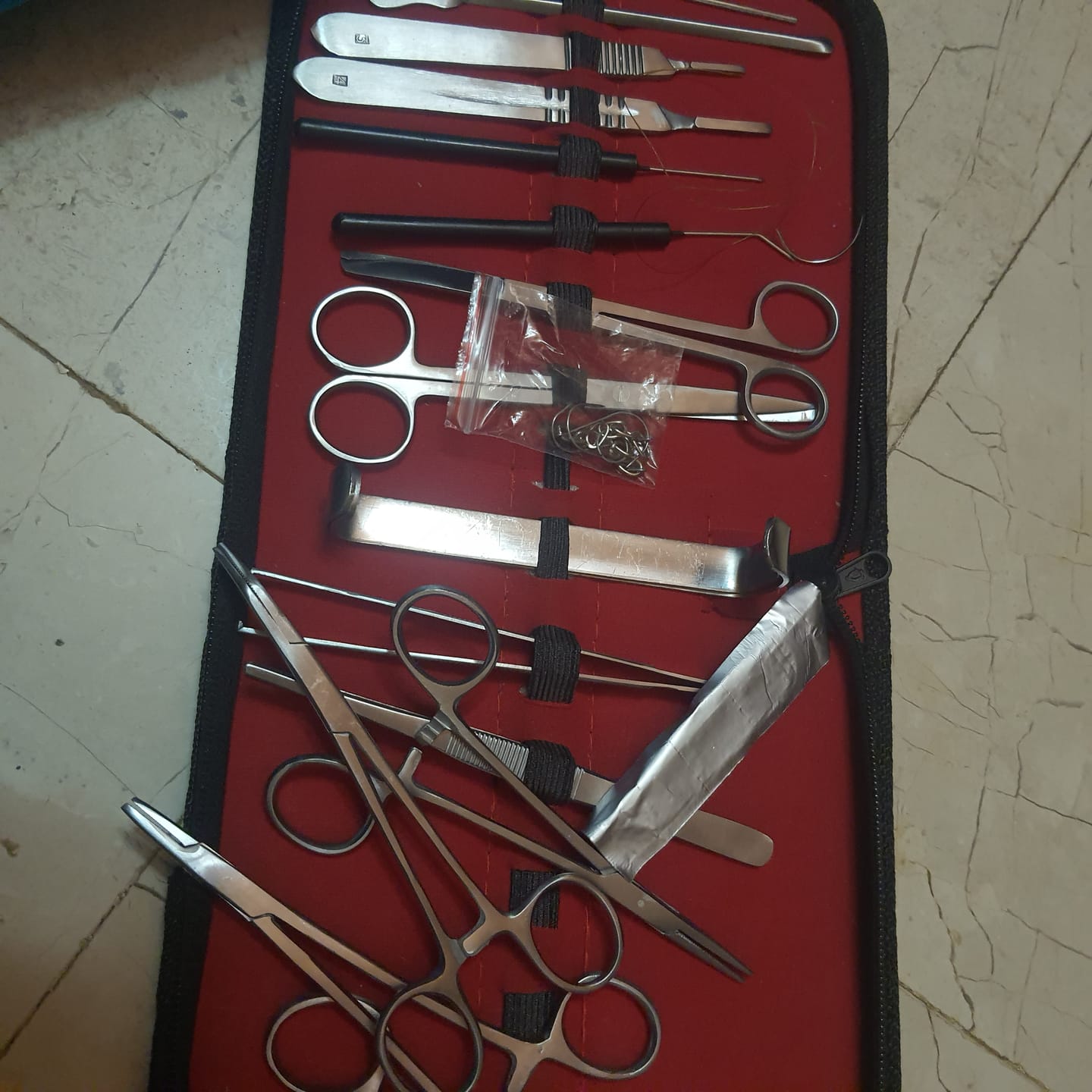 Customer photo review of Estuche de disección de 20 piezas de instrumental quirúrgico Marca Hergom Silvery + Pad de sutura de 3 capas para prácticas e incisiones
