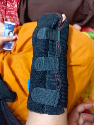 Customer photo review of Universal Cockup Support | Wrist Support For Colle's fracture | Wrist sprain/strain | Arthritis | Post-operative support | Pain Reliever | (Black)