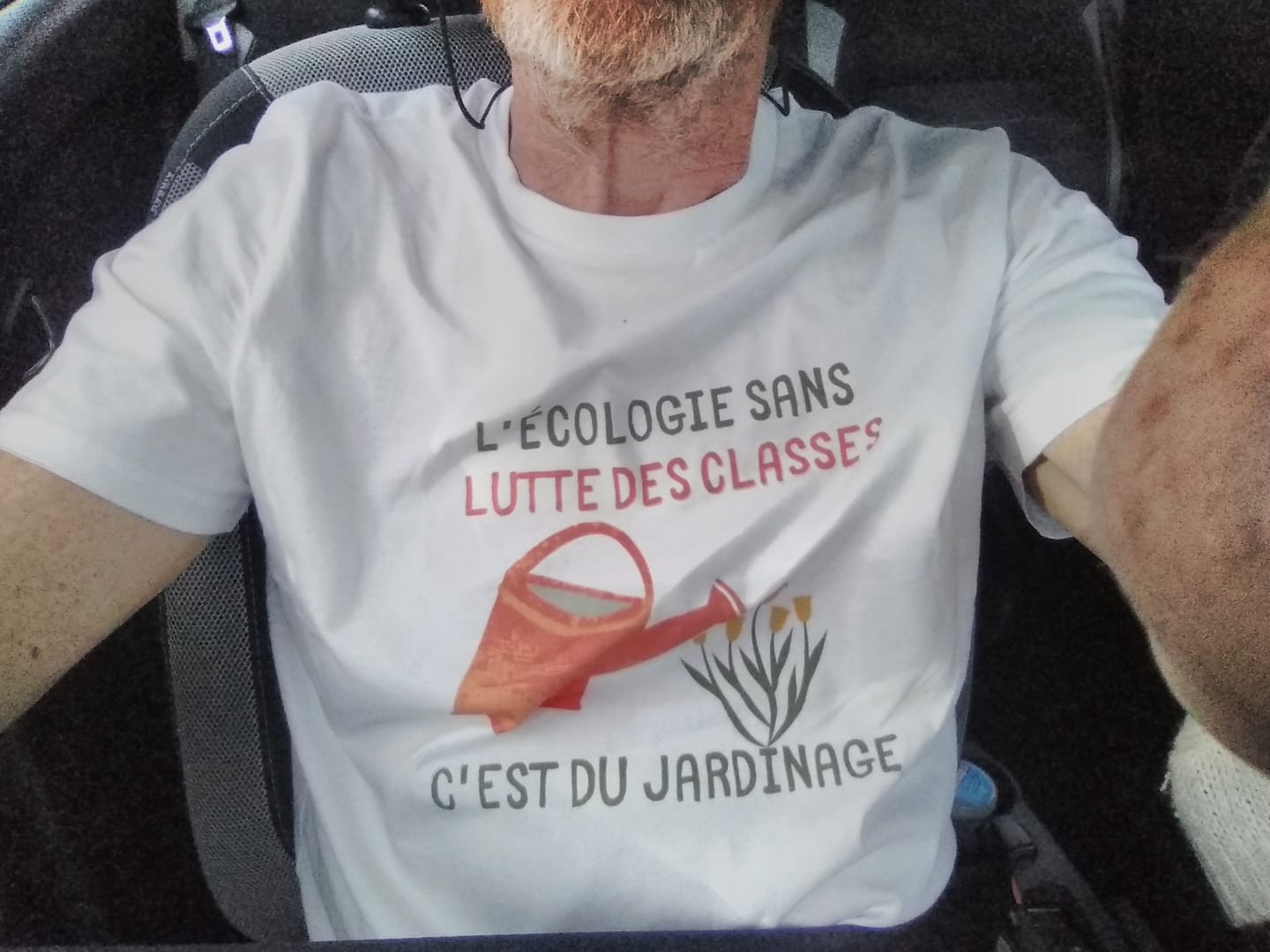 Customer photo review of T-shirt Unisexe 100% Coton Bio L'écologie sans lutte des classes c'est du jardinage